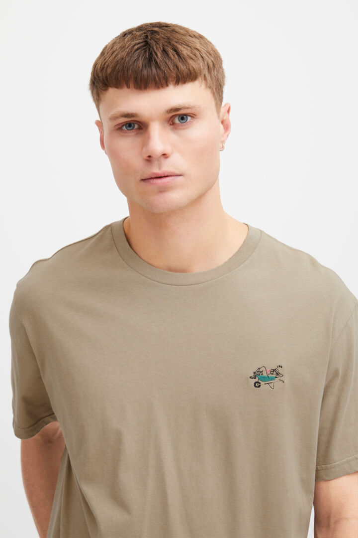 T-shirt détail broderie SOLID