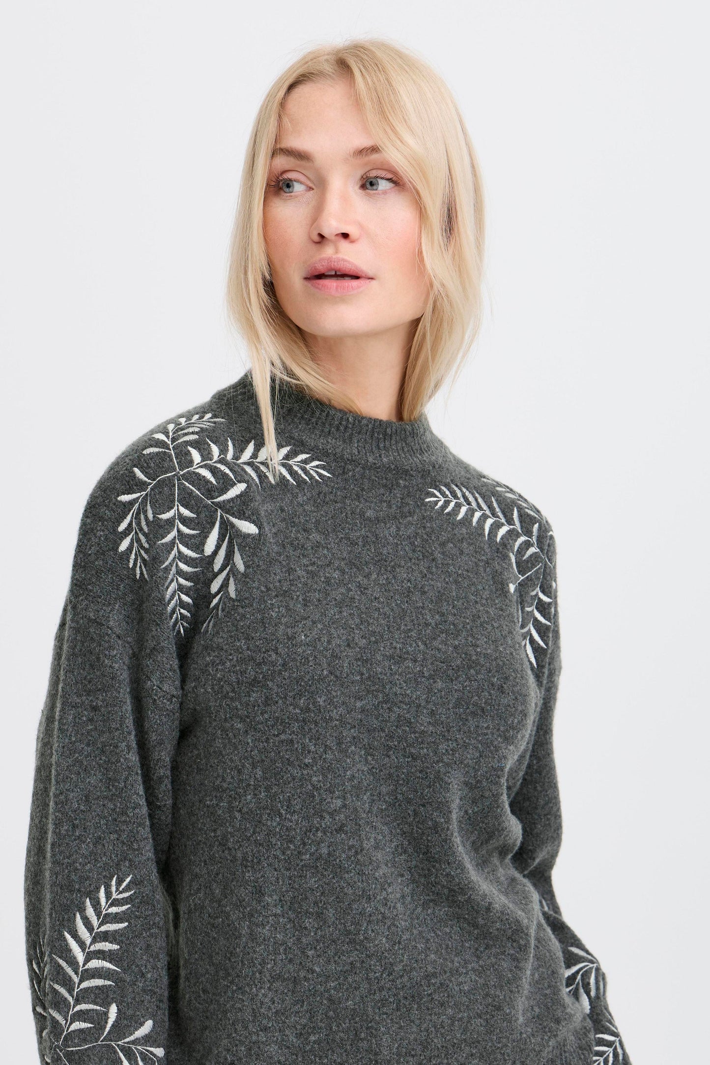 Pull avec broderie B.Young