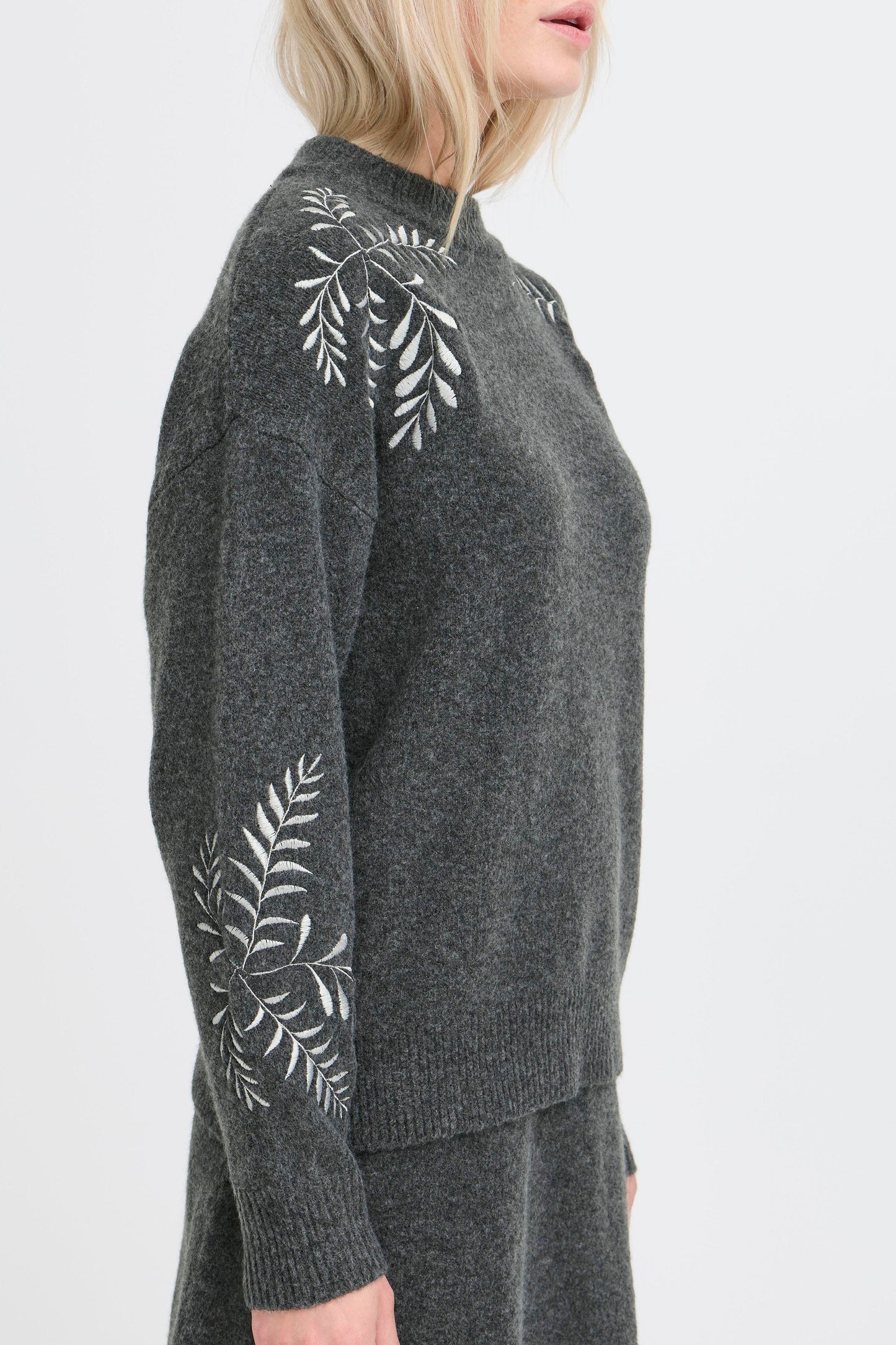 Pull avec broderie B.Young